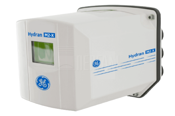 Tres Personas Sentadas Junto A La Mesa